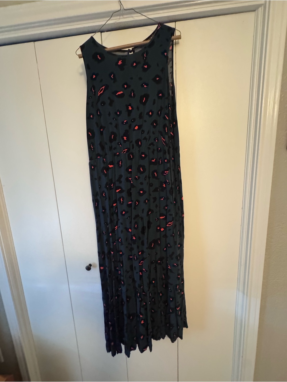 Sleeveless Black Midi Skirt with Pink Accent Print